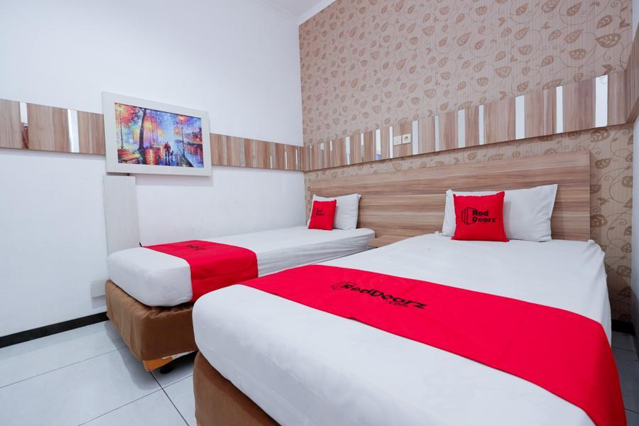Reddoorz Near Plaza Simpang Lima Hotel Семаранг Екстериор снимка